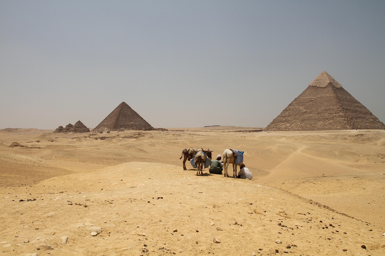 Anubis  Langs piramides en oases